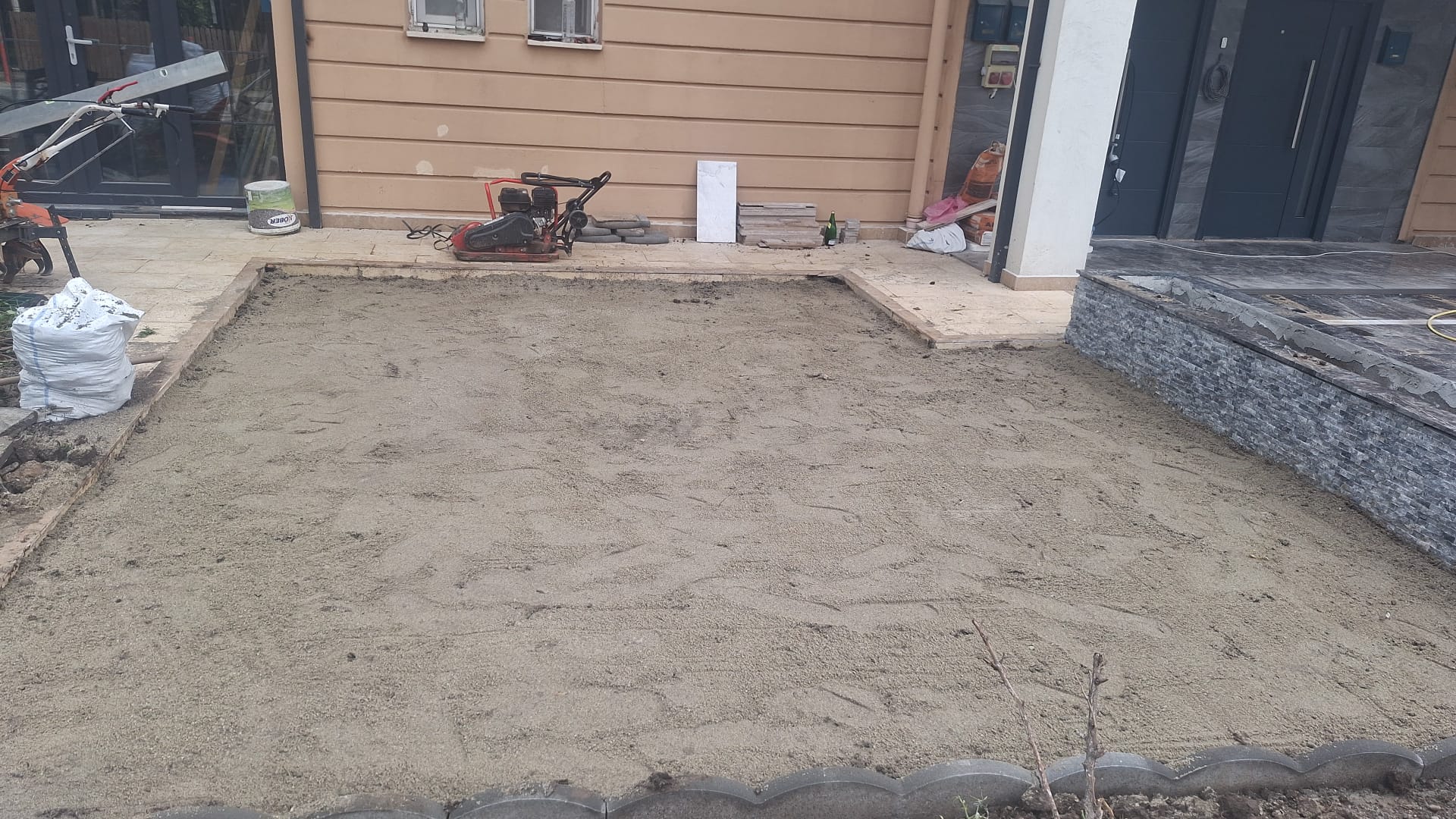 Pregătirea terenului pentru montaj gazon rulou